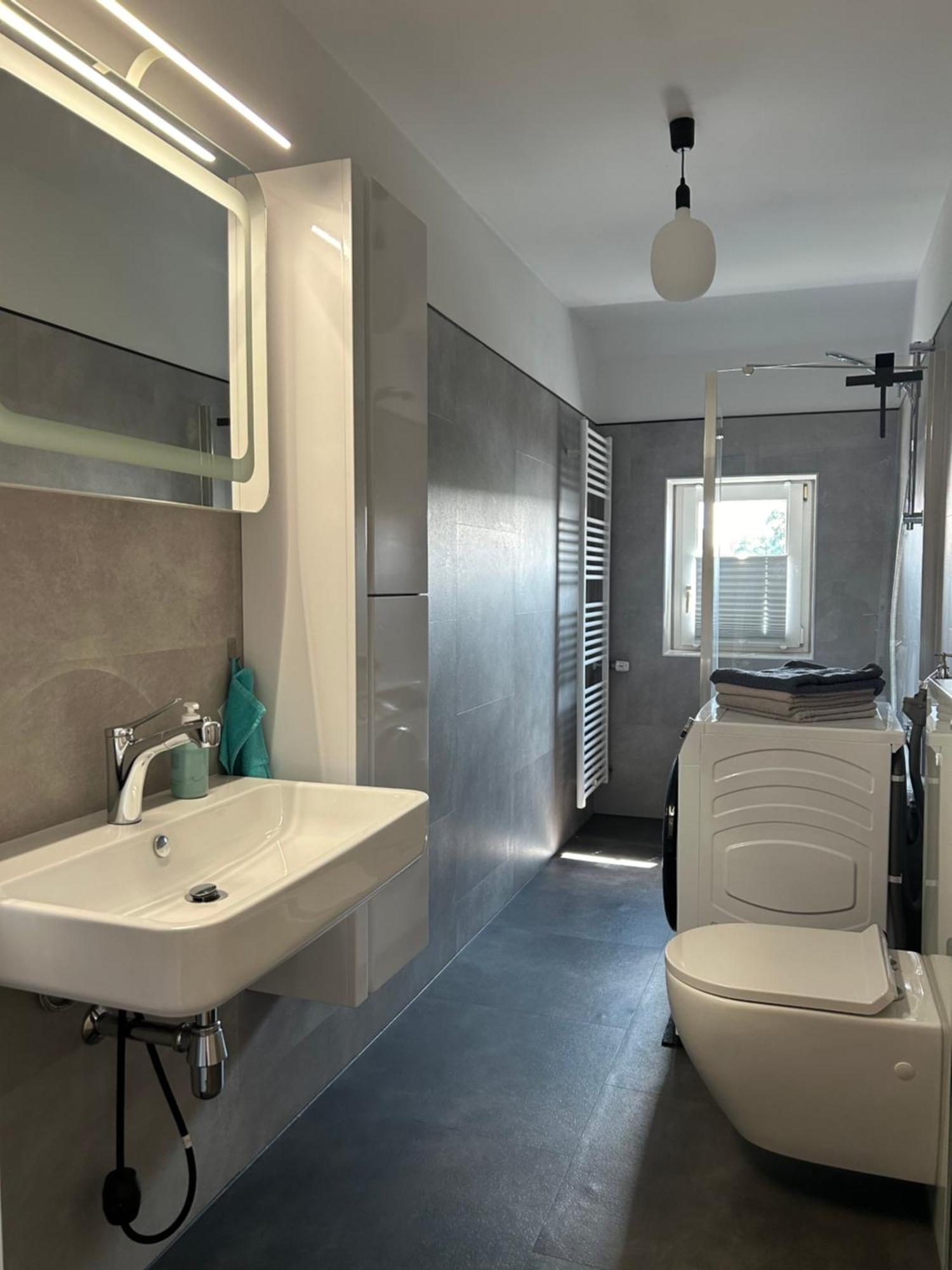 Schoene Neue 4 Zimmer Wohnung Mit Sued-Balkon Bis 8 Personen Naumburg  Exteriér fotografie