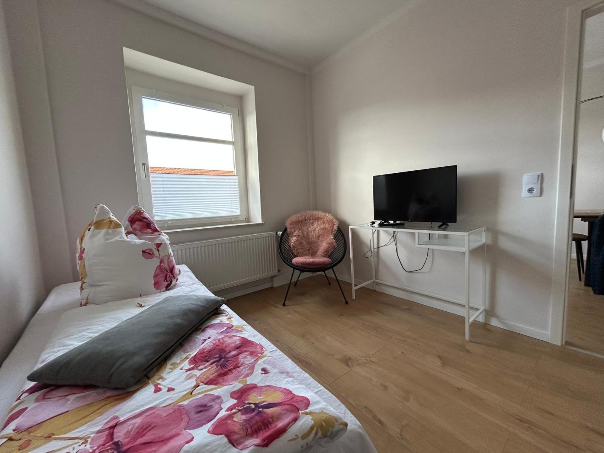 Schoene Neue 4 Zimmer Wohnung Mit Sued-Balkon Bis 8 Personen Naumburg  Exteriér fotografie
